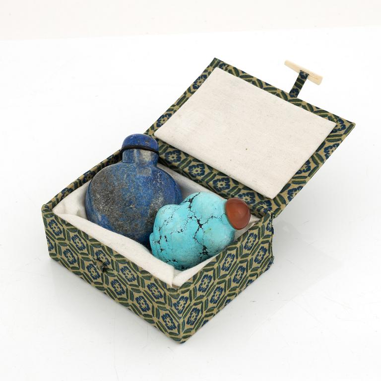 Two Chinese snuffbottles, lapis lazuli and turquoise stone, 20th century.