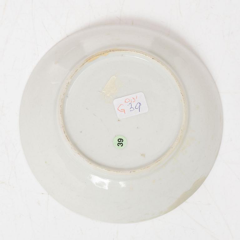 Koppar, fyra stycken, samt kopp med fat, vapenporslin, Qingdynastin, 1700-tal.