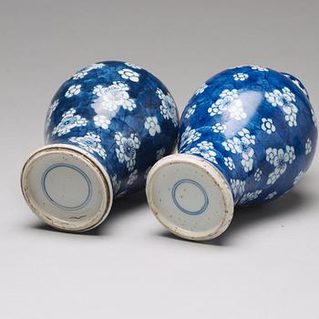 A pair of blue and white vases, Qing dynasty, Kangxi (1662-1722).