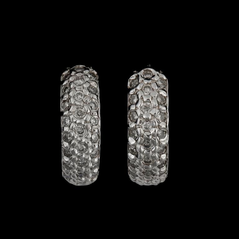 ÖRHÄNGEN, ett par, 14k vitguld med 50 briljantslipade diamanter tot ca 0,35 ct. Total vikt ca 3,39gram.