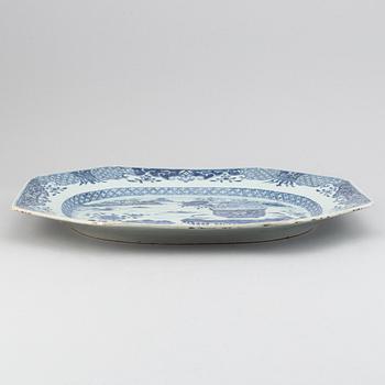 A blue and white export porcelain serving dish, Qing dynasty, Qianlong (1736-95).