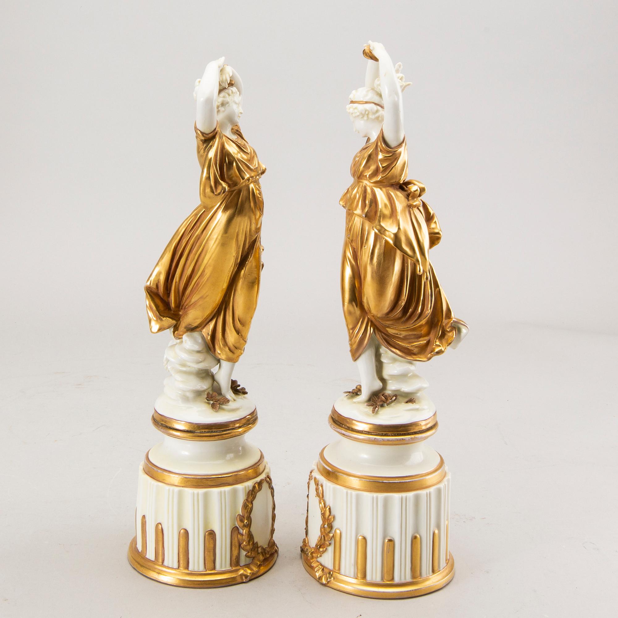 A set of two porcelain figurines beginning of 20th century.