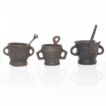 A set of three cast-iron mortars with pestles, 17th / 18th century.