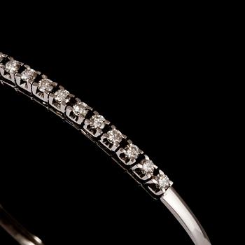ARMRING, 18k vitguld med briljantslipade diamanter, totalt 0.72 ct. Vikt 12 g.