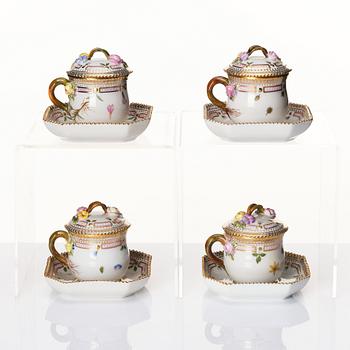 Cremekoppar med lock och fat, fyra stycken, porslin. Royal Copenhagen, "Flora Danica", Danmark, 1900-tal.
