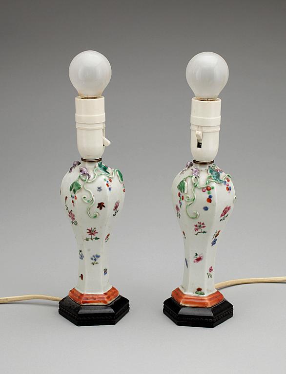 LAMPFÖTTER/VASER, ett par, porslin, Kina 1700/1800-tal.