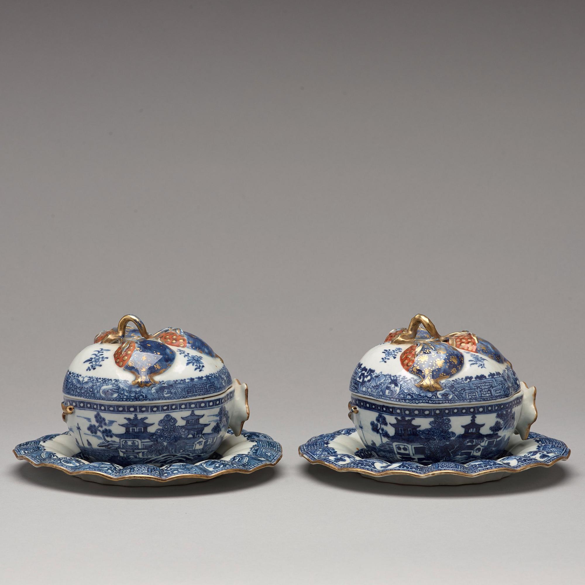 TERRINER med FAT, ett par, kompaniporslin. Qing dynastin, Qianlong (1736-95).