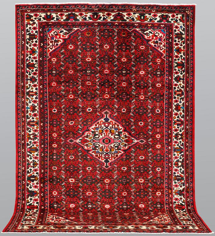 A carpet, Hamadan, ca 301 x 211 cm.