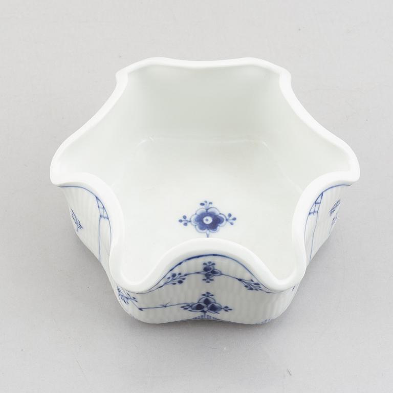 A set with six egg servers, a stand and a salt shaker, "Blue fluted"/"Musselmalet", Royal Copenhagen, part 19th century.