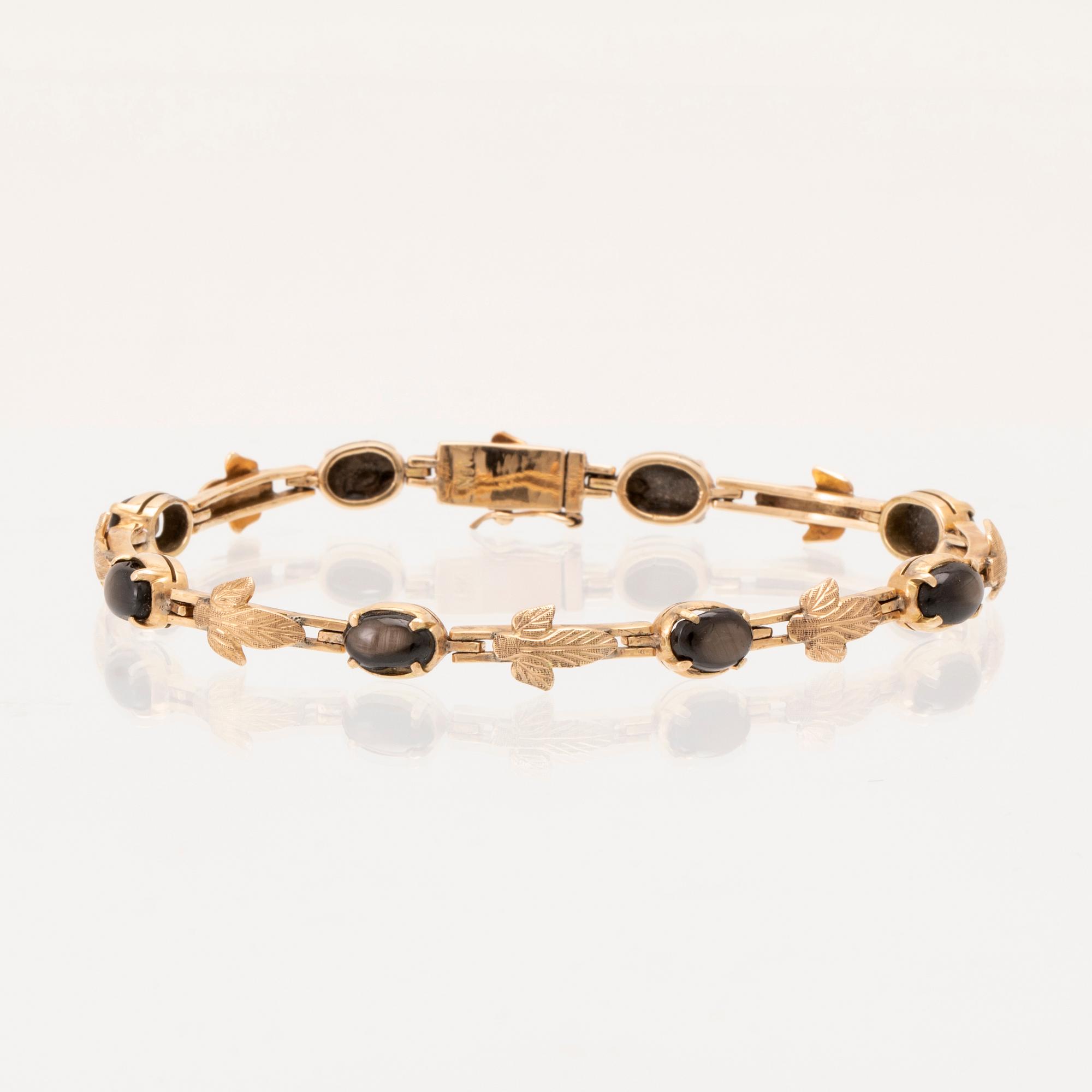 Armband 14K guld med svarta cabochonslipade stjärnsafirer.