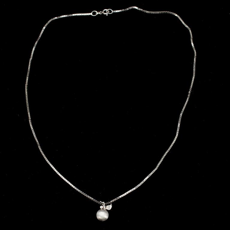 HÄNGE, "äppel" Briljantslipad diamant 0.02 ct. 14K vitguld. Vikt 7,5 g.