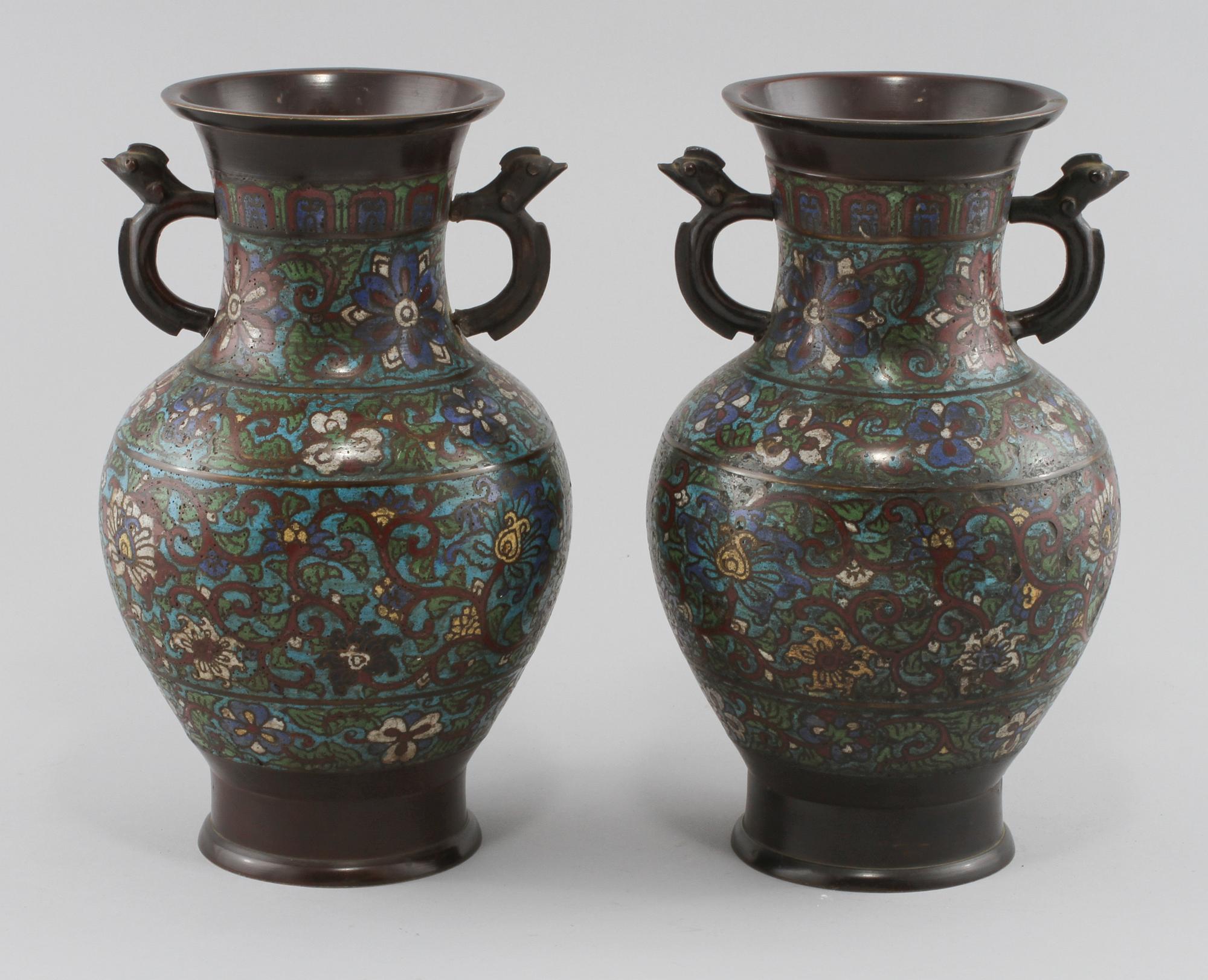 URNOR, ett par, cloisonné, orientaliska, 1900-tal.