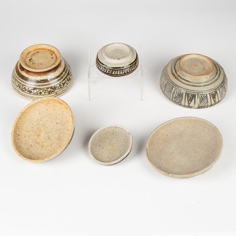 Krukor med lock, tre stycken, porslin. Thailand, Sawankhalok, 1300/1600-tal.