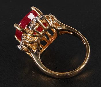 RING, rubin 10,05ct, 12 diamanter sammanlagt 0,12ct samt 14k guld enl intyg.