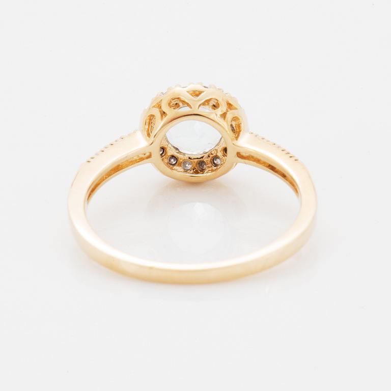 Ring med fasettslipad ljus akvamarin och briljantslipade diamanter.
