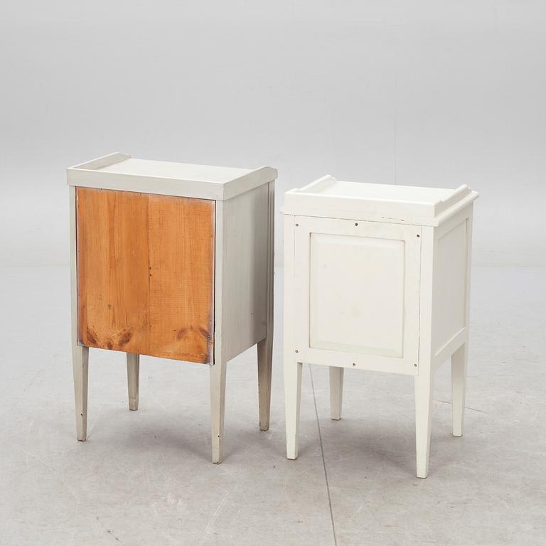 POTTSKÅP, 2 st. Gustaviansk stil, 1900-tal.