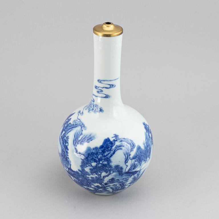 A Chinese blue and white tianqiuping vase, 20th century.