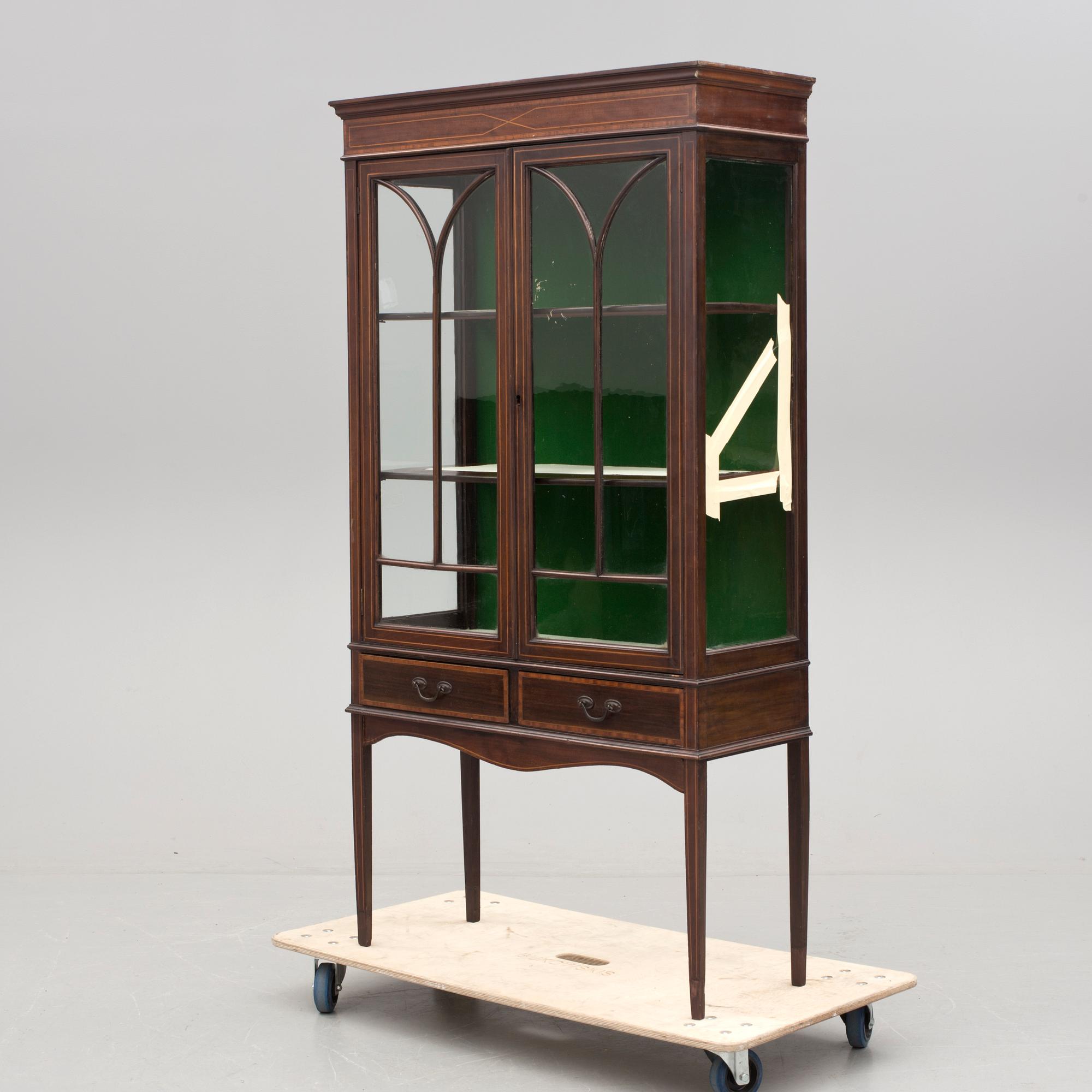 VITRINSKÅP, England, 1900-talets första hälft.