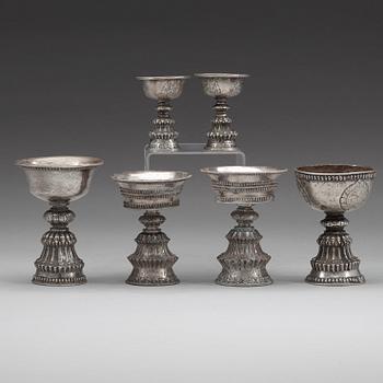 LAMPOR, sex stycken, låghaltigt silver resp försilvrad metall. Tibet, 1800-tal.