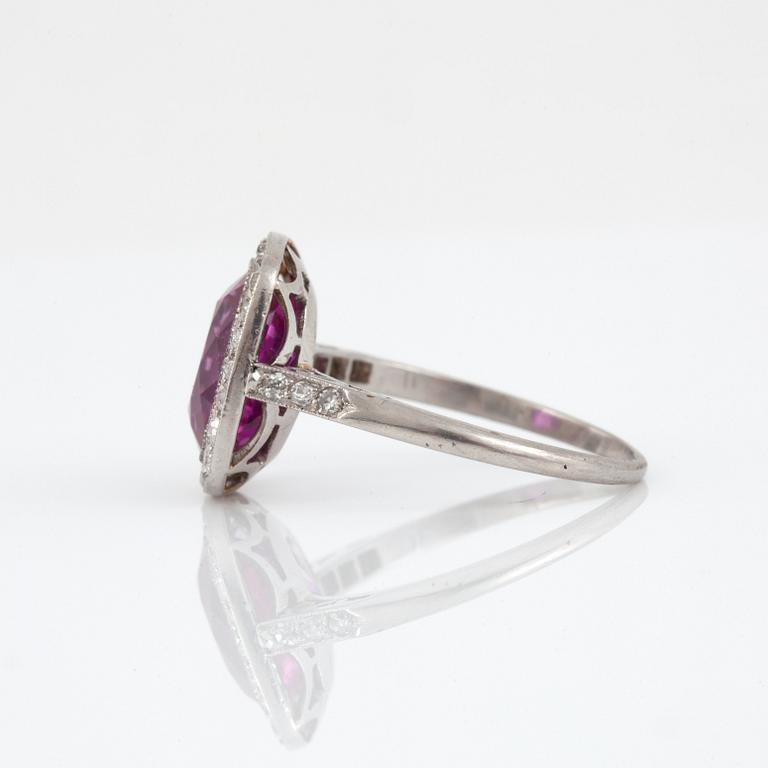 RING med burmesisk rubin, 4.00 ct, och åttkantslipade diamanter.