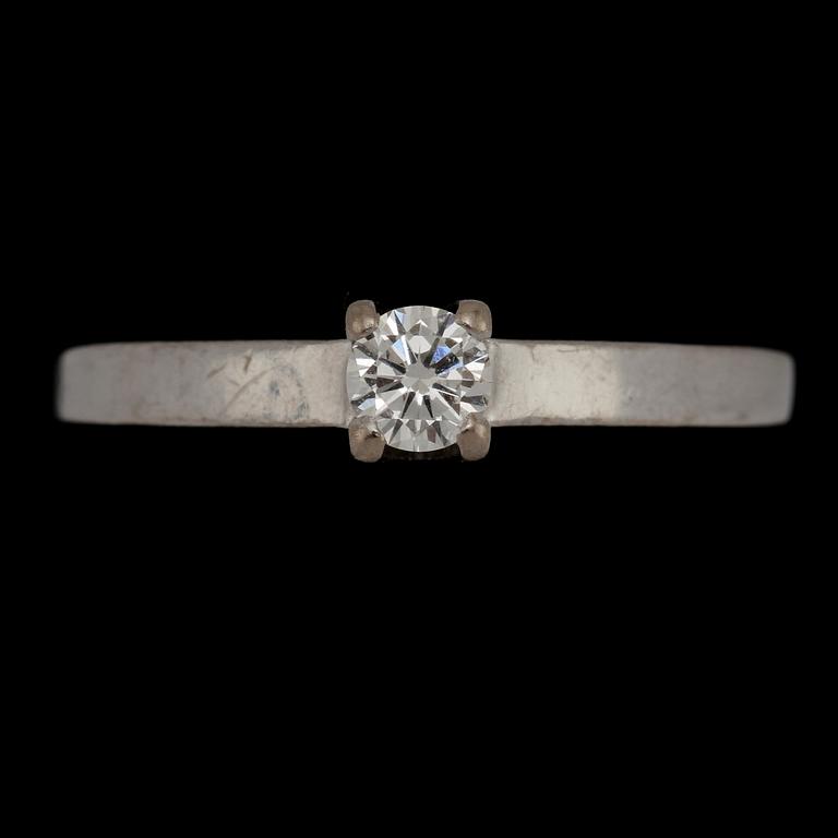 RINGAR, 2 st, 18k vitguld med briljantslipade diamanter, tot 0.53 ct, 1900-tal. Vikt 6 g.