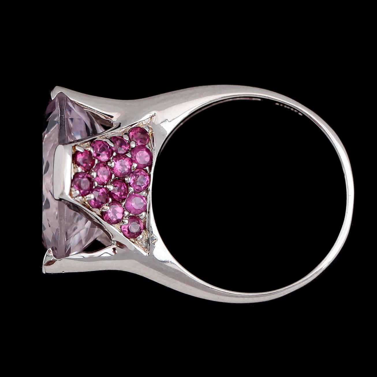 RING, sterlingsilver, ametist och granater. Total vikt 5,5 g.