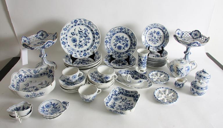 SERVISDELAR, c:a 30 delar, porslin, Meissen, "lökmönstret".