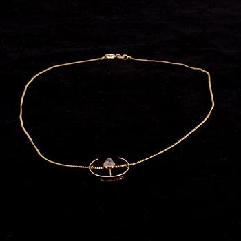 HÄNGE, guld 14K, cabochonslipad rosenkvarts. Elis Kauppi Kupittaan Kulta, Åbo 1961. Vikt 3,2 g.