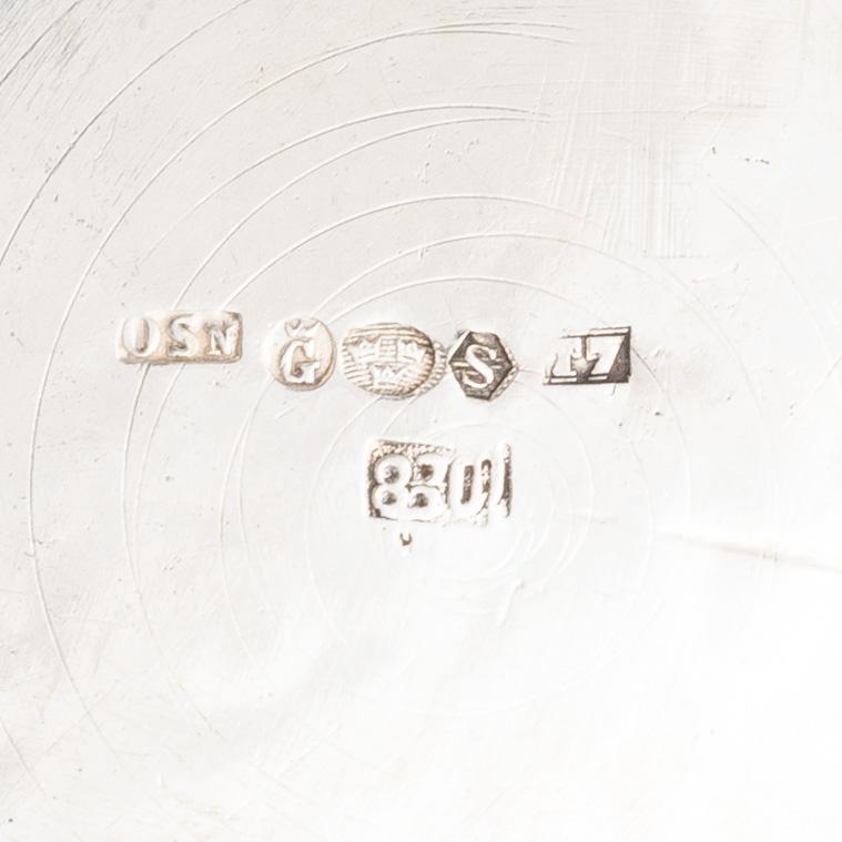 Skål på fot, silver 830, svenska importstämplar, Sjögren AB Juvelerare Oscar, Göteborg 1921.