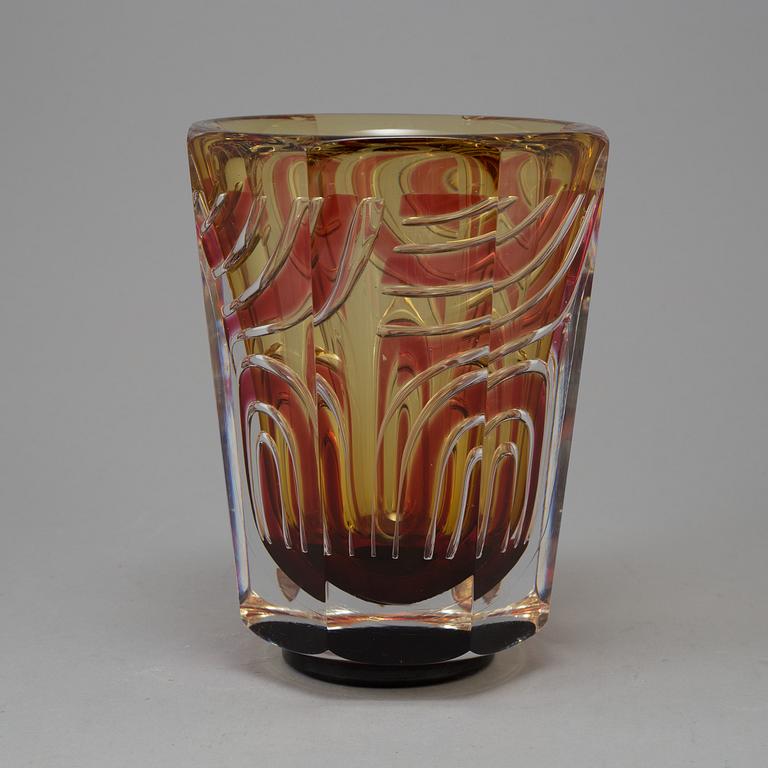 A glass vase by Jan Johansson for Orrefors Gallery -90.