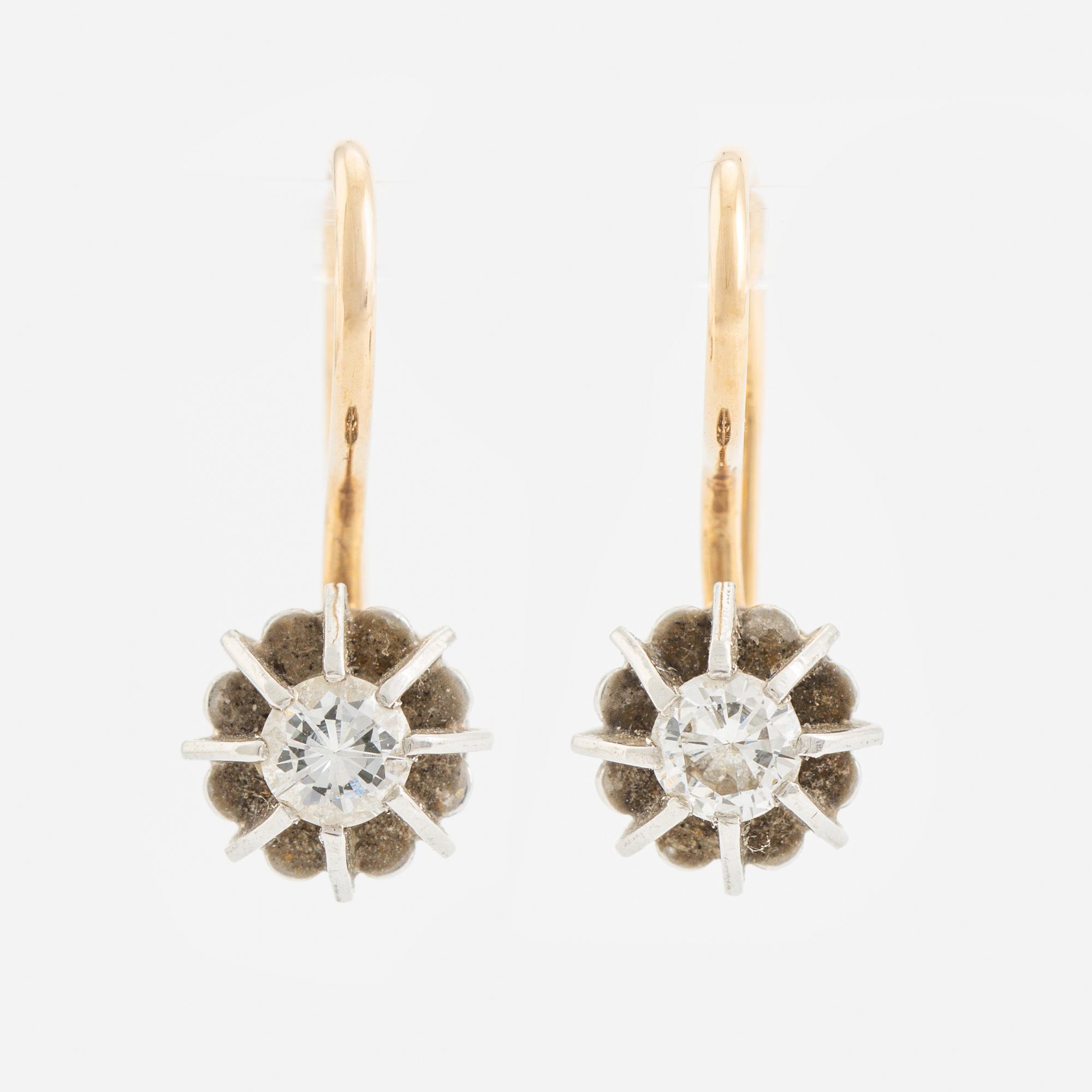 Örhängen, med briljantslipade diamanter.