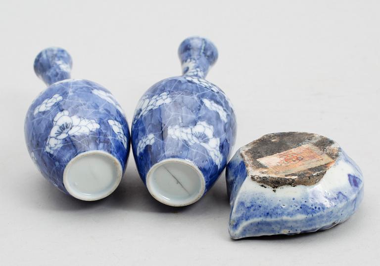 PENSELBAD SAMT MINIATYRVASER, 1 par, porslin, Kina, sannolikt 1900-tal.