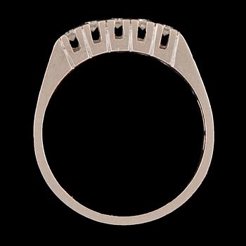 RING, 18k vitguld med 5 åttkantslipade diamanter, Gustav Dahlgren & Co, Malmö, 1971. Vikt 4 g.