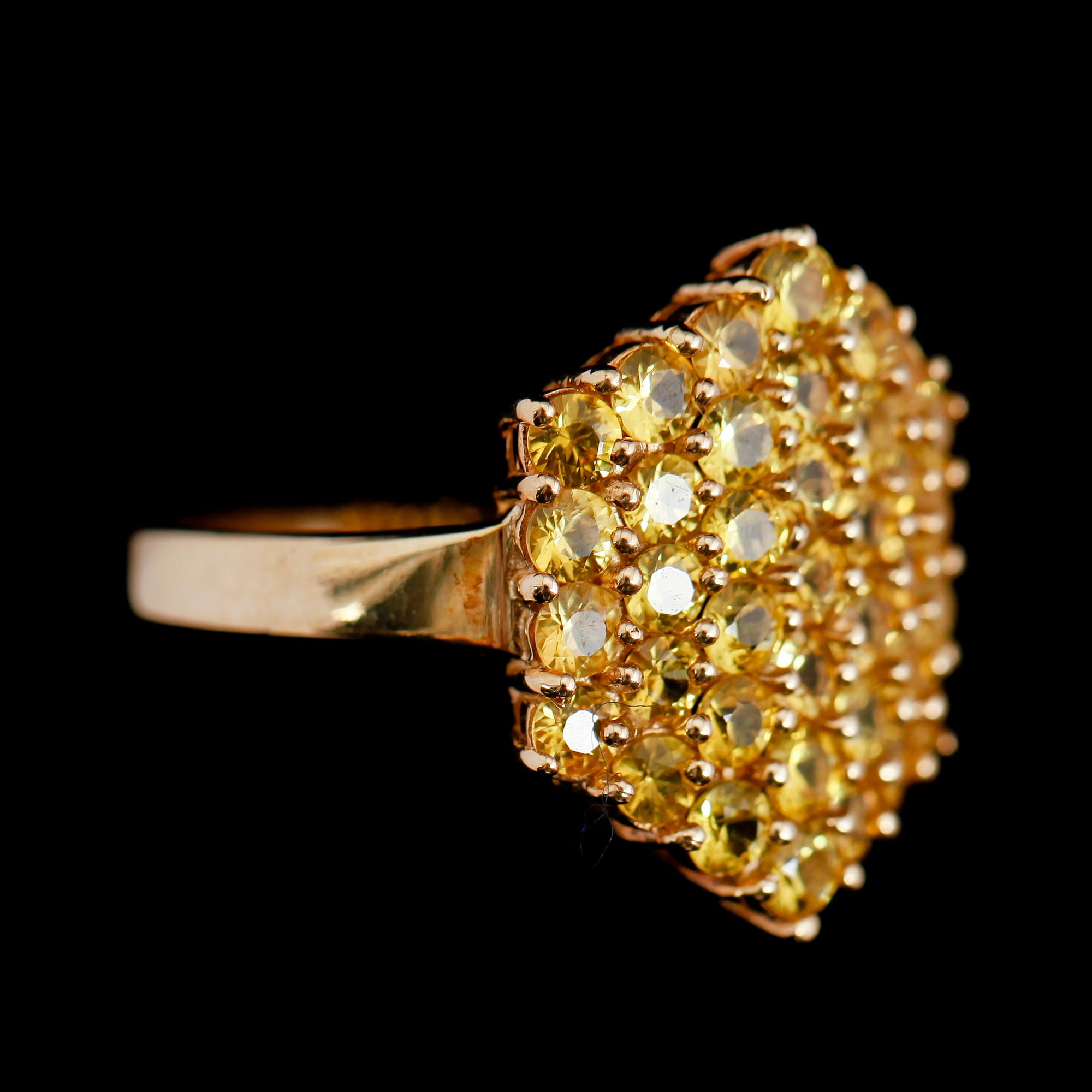 RING, 10 k guld, gula safirer tot ca 4.0 ct.