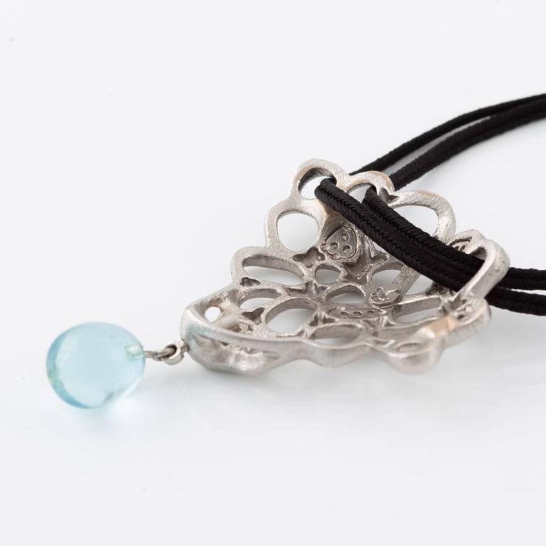 Ole Lynggard hängsmycke 18K vitguld med runda briljantslipade diamanter och en droppe av akvamarin.