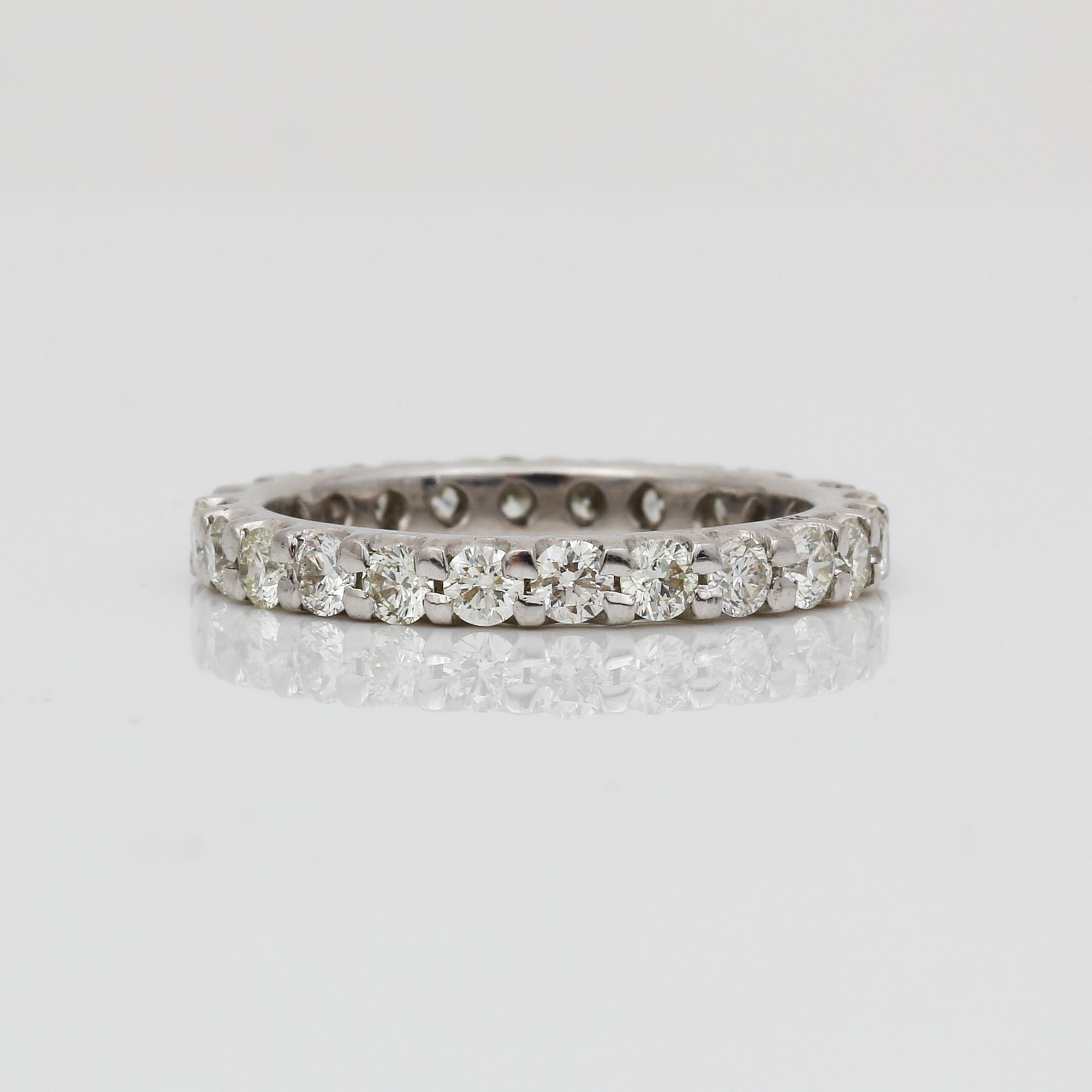 HELALLIANSRING, guld 18K, 24 briljantslipade diamanter, ca H-1/VS-SI, tot ca 1,2 ct. Vikt ca 3 gram.