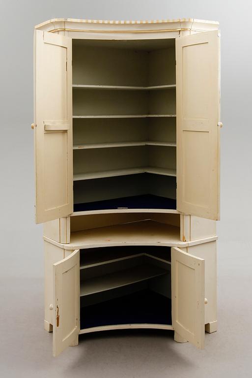 HÖRNSKÅP, 1800-talets andra hälft.