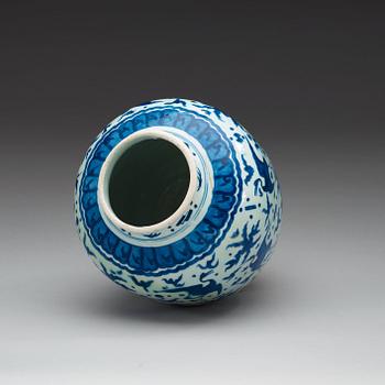 A blue and white jar, Ming dynastin, Wanli (1572-1620).