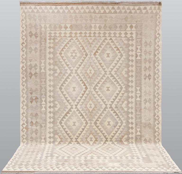 A Kelim carpet, c. 292 x 200 cm.