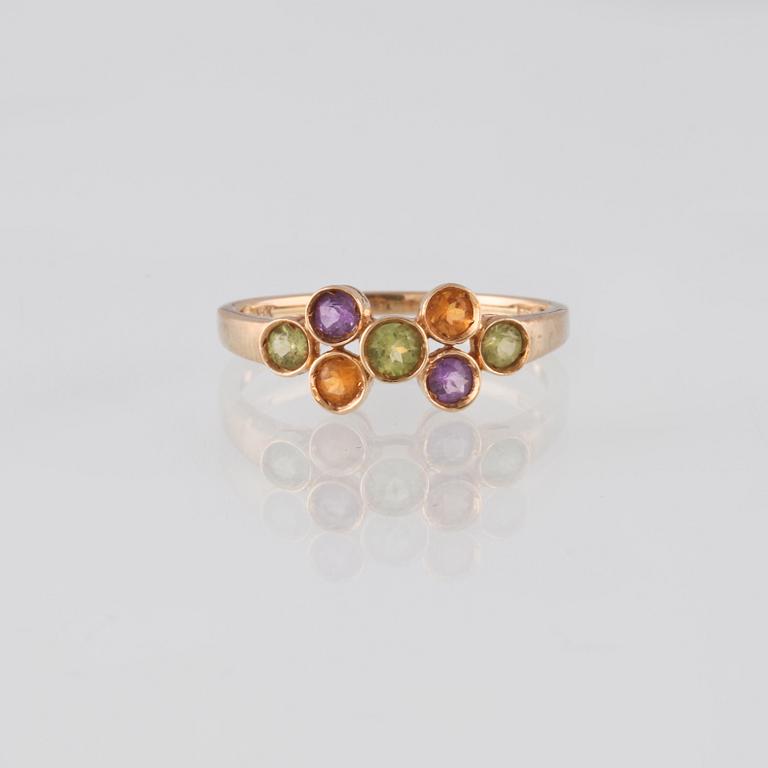 RING, 18K guld med fasettslipade citriner, ametister och troligen peridoter, Iduna, Varberg. Vikt 2,4 gram.