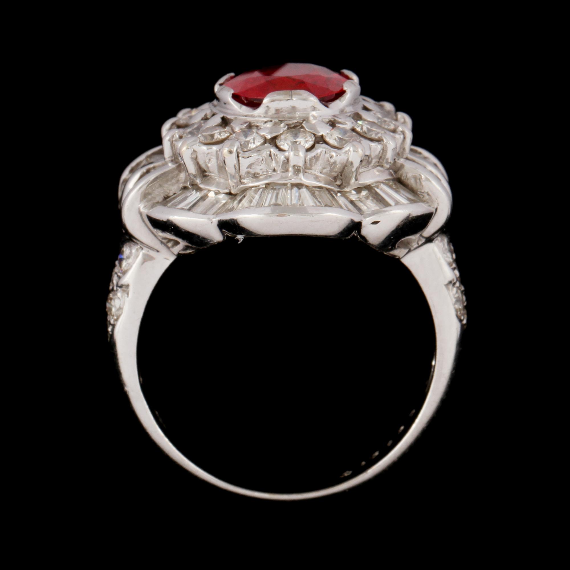 RING, 18k vitguld med ovalslipad safir och briljant och baguetteslipade diamanter ca 2.00 ct. Vikt 10 g.