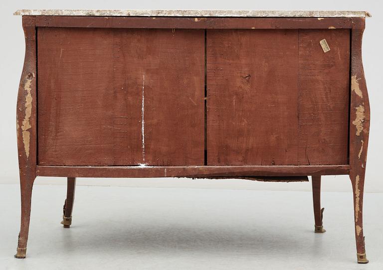 BYRÅ, italiensk rokokostil, 1900-tal.