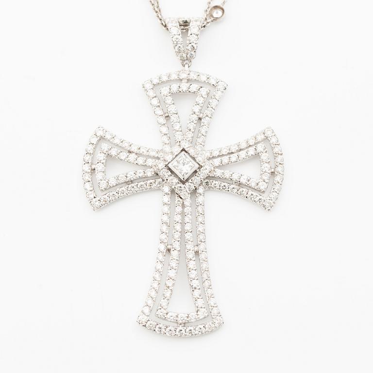 Cross pendant in white gold with princess-cut and brilliant-cut diamonds.