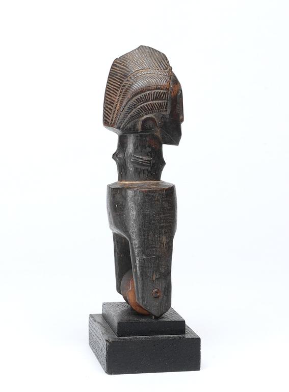 "HEDDLE PULLY" för vävning. Trä. Baoule-stammen. Côte d'Ivoire (Elfenbenskusten) omkring 1920-30. Höjd 16,5 cm.