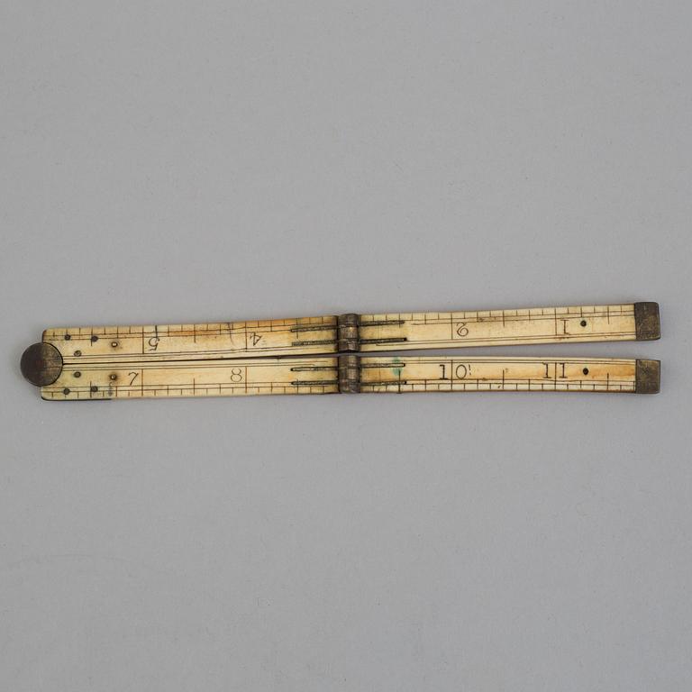 A 19TH CENTURY BONE FOLDING RULER.