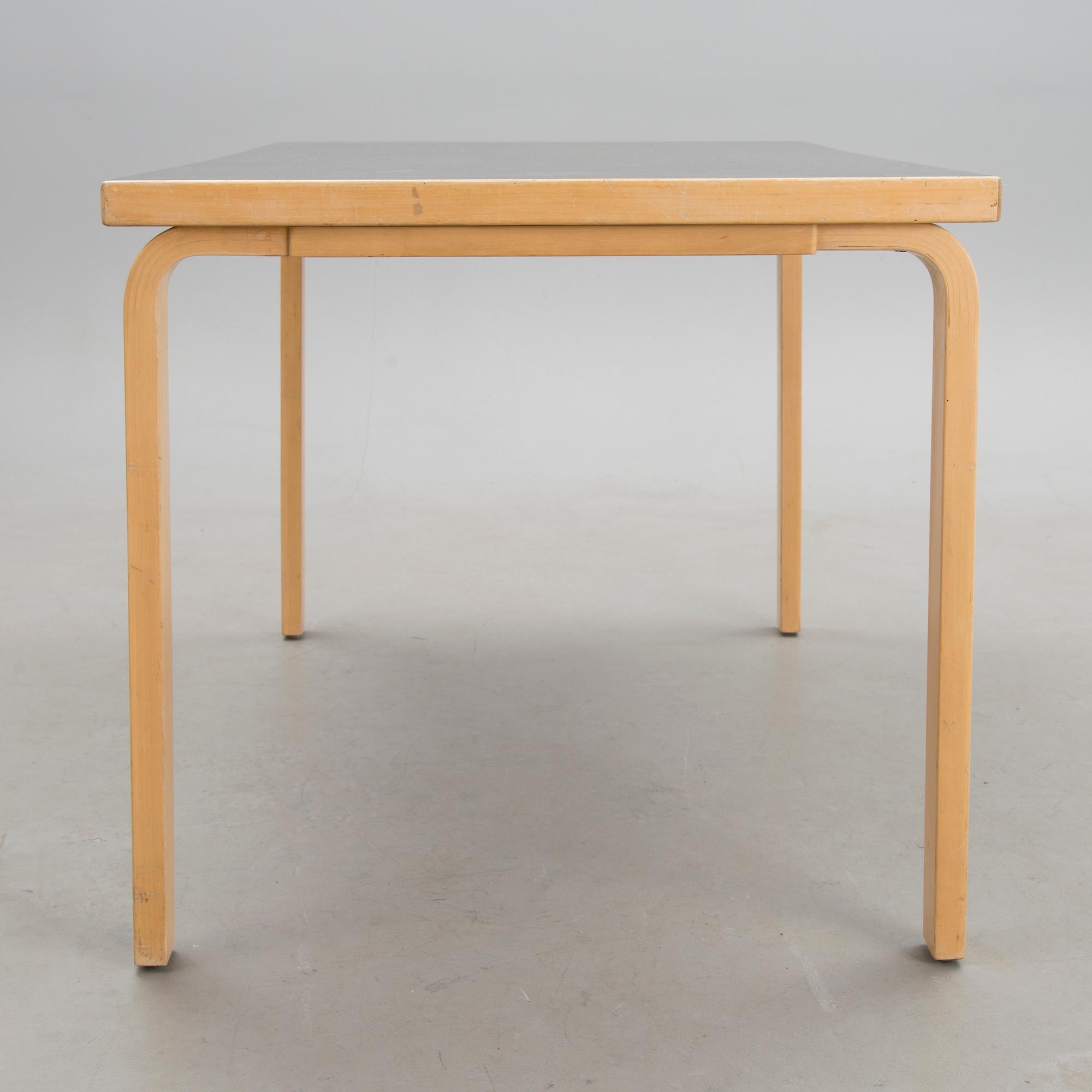 ALVAR AALTO, bord, modell 82, Artek 1900-talets mitt.