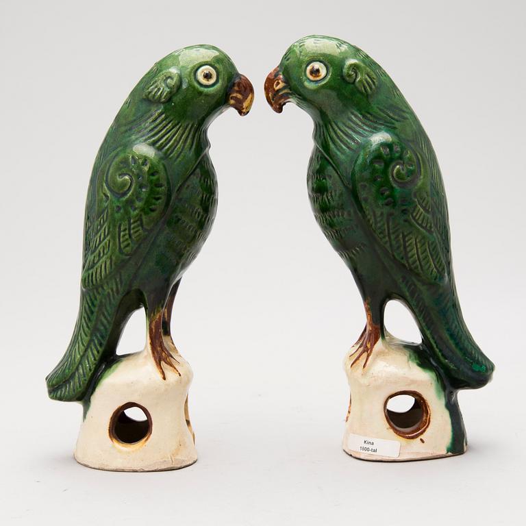 A pair of 19th Century parrot figurines in porcelain, China.