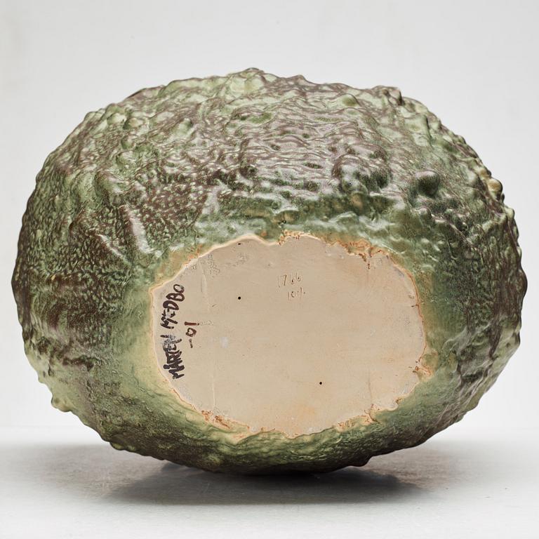 Mårten Medbo, vas, signerad och daterad 2001.