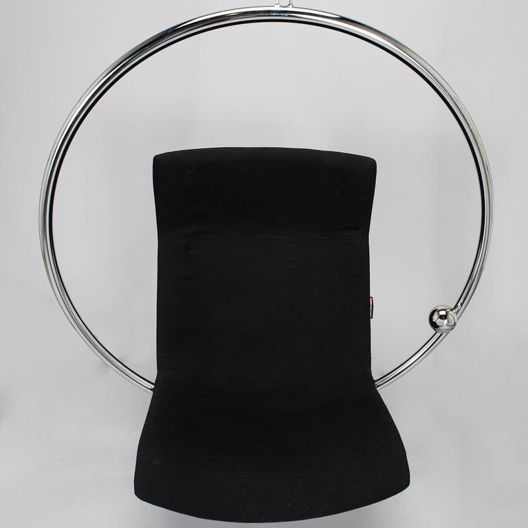 Eero Aarnio, nojatuoli/riipputuoli, "Ring Chair". Malli muotoiltu 2009.