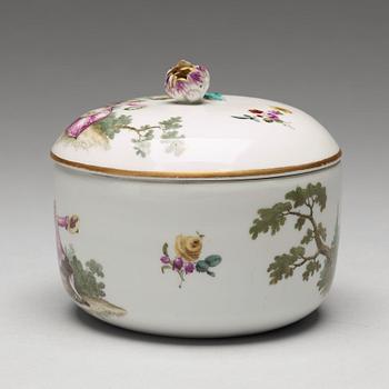 SOCKERSKÅL med LOCK, porslin. Meissen, punktperiod (1763-73).